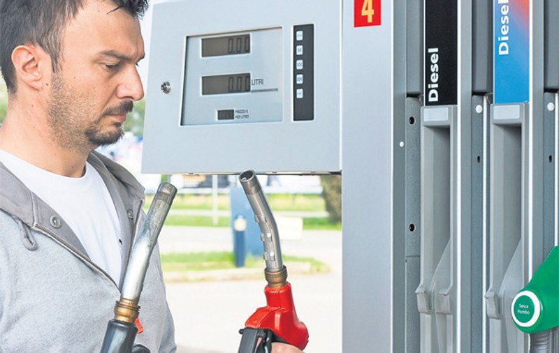 Îşi plătesc amenzile din banii noştri! Taxate cu peste 200.000.000 €, companiile petroliere au scumpit rapid carburanţii!