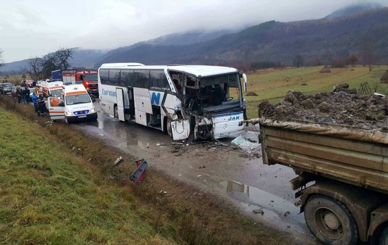 UPDATE | Un autobuz cu 50 de călători s-a ciocnit de un camion, în Maramureș. 17 răniți