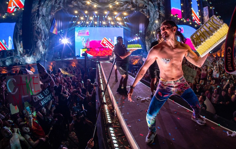 Steve Aoki a aruncat cu torturi la UNTOLD 2022. Imagini din prima zi de festival