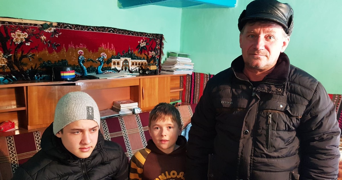 Lecția de voință a doi copii părăsiți de mamă pentru trei țigări