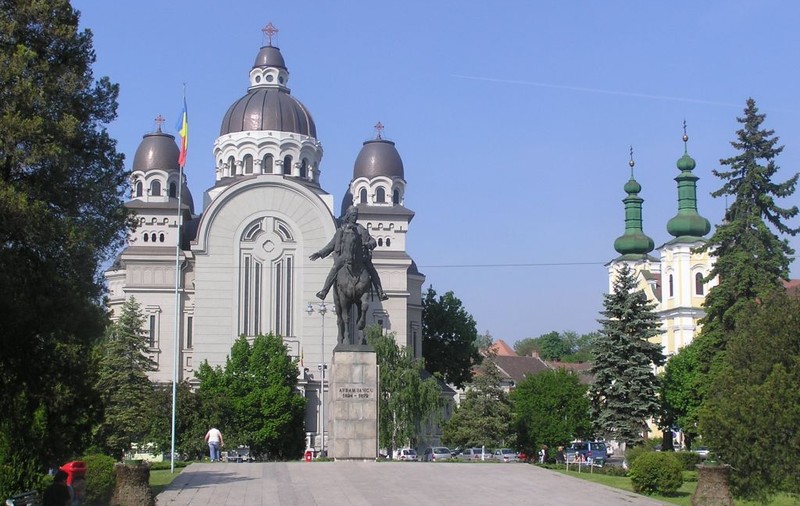 Scene incredibile în Catedrala din Târgu Mureş! 40 de rromi au jurat în faţa mai multor preoţi că nu şi-au făcut farmece unii altora