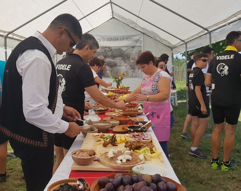 VIDEO/ Brunch oltenesc în curtea lui Moromete din satul Talpa! Cu sarmale, ciorbă, chiftele, apă rece și compot!