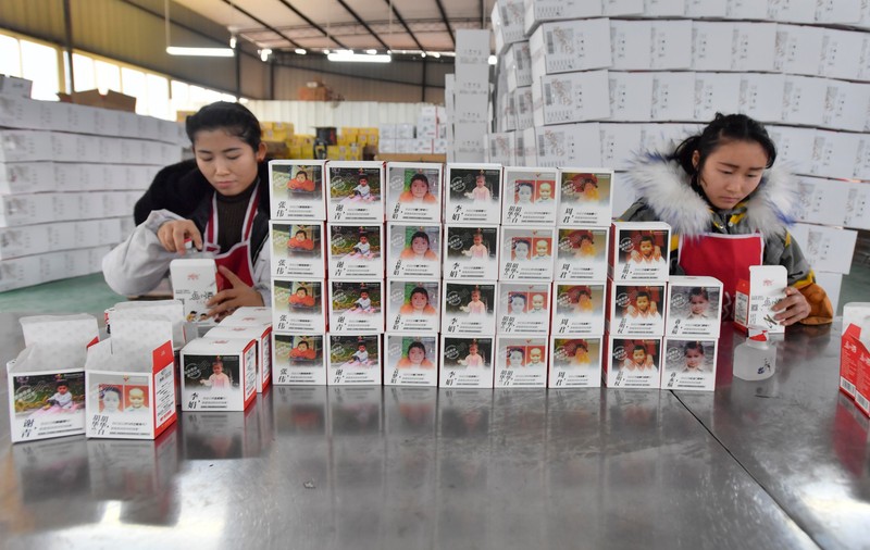 FOTO/ Metoda prin care o companie de băuturi din China vrea să ajute la combaterea traficului de minori. A pus poze cu copii dispăruți pe sticlele de alcool