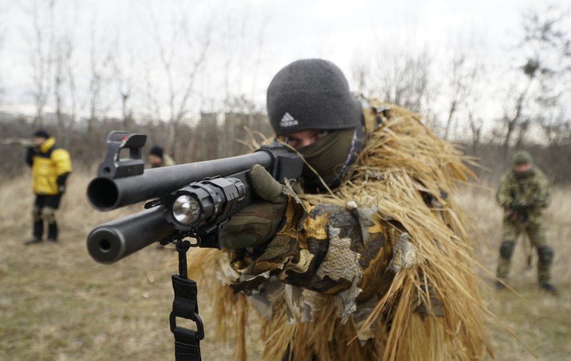 Corespondență din  Kiev | Armata de weekend a Ucrainei, cine este și cum arată: IT-iști, arhitecți și casnice din Kiev se antrenează să se lupte cu Putin