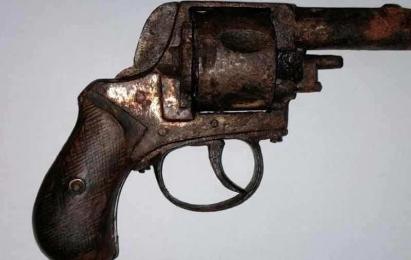 O femeie din Olt a vrut să vândă online un revolver ruginit, dar funcţional. Cât cerea pe armă