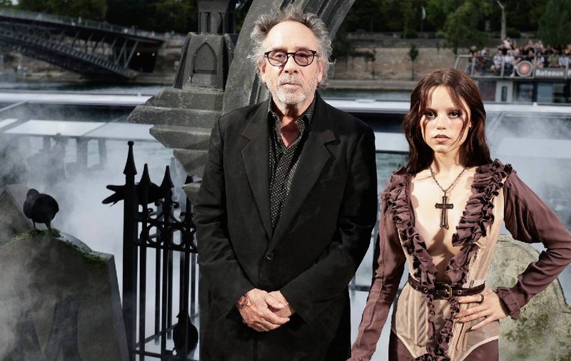 Jenna Ortega, o Wednesday perfectă, spune Tim Burton despre fenomenul gotic de pe Netflix: „Am încercat ani de zile să-mi exorcizez demonii”