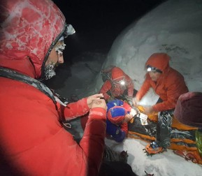 Corina a fost trasă cu targa de pe muntele abrupt până la cabana Negoiu | Foto: Salvamont Sibiu