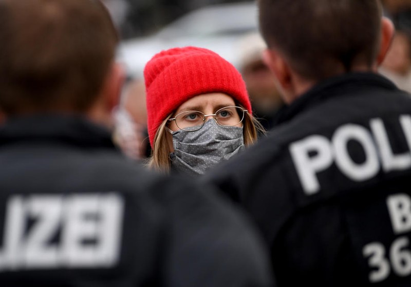 Un demonstrat cere explicații polițiștilor FOTO: EPA-EFE/FILIP SINGER