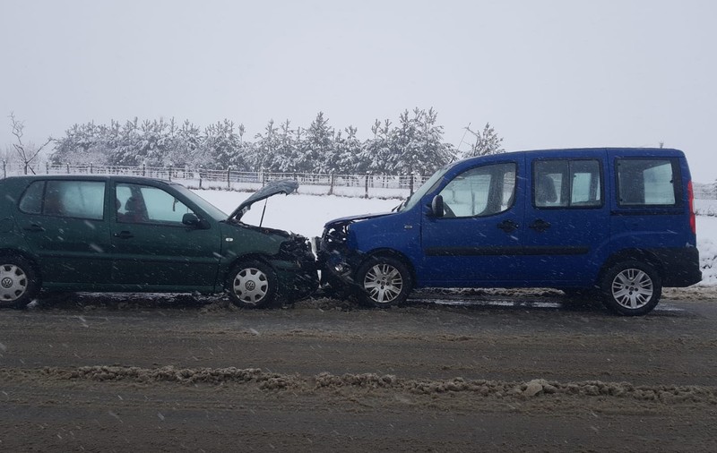 Un șofer din Sibiu a băgat în spital două pasagere. Bărbatul circula cu viteză, pe zăpadă, și a provocat un accident
