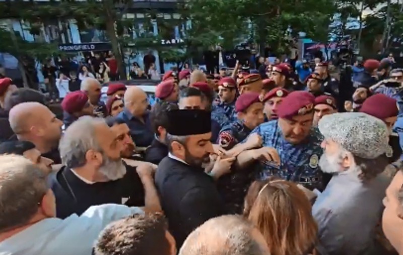Sute de arestări în Armenia, după protestele conduse de arhiepiscopul Bagrat Galstanian, care vrea să devină premier