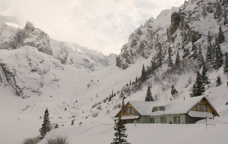 Risc de avalanșe în majoritatea masivelor muntoase din țară, la peste 1.800 de metri