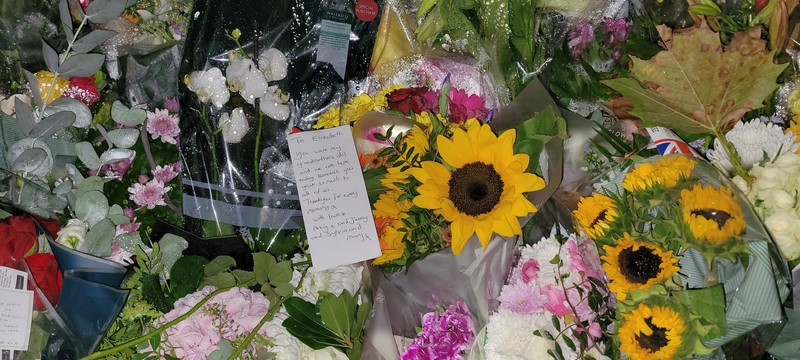 „Ai fost idolul bunicii mele", scrie cineva pe una dintre sutele de scrisori adresate reginei Elisabeta a II-a
