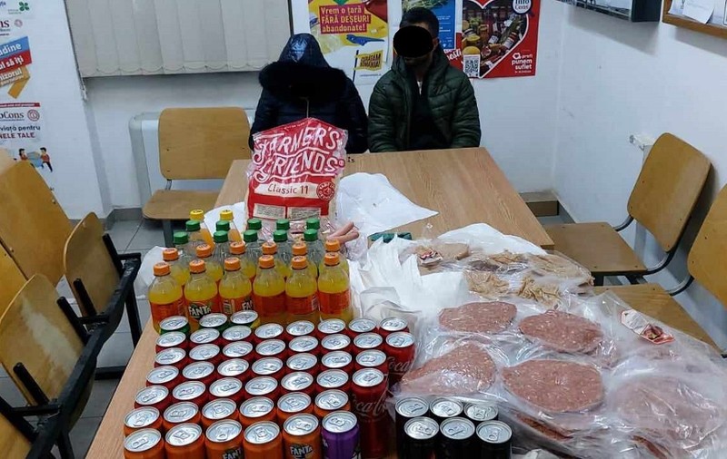 Doi tineri au fost prinși cărând pe o bicicletă peste 200 de produse furate dintr-un magazin din Timișoara