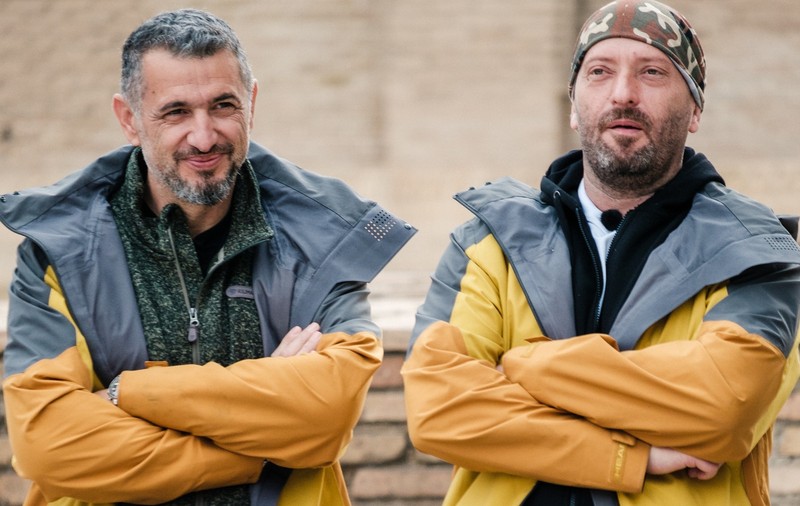 Ce au pățit Cheloo și Mihai Ban în timpul filmărilor la „Asia Express” 2026. Mașina în care se aflau a fost oprită de poliție