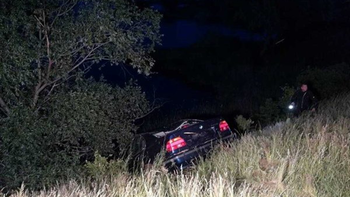 Unul dintre tinerii care au plonjat cu mașina în lacul Ghioroc a fost reținut El s-ar fi aflat la volan, și nu una dintre fetele care au murit