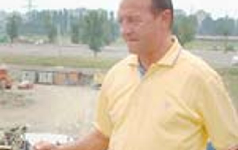 Basescu spune ca nu renunta la carciumi