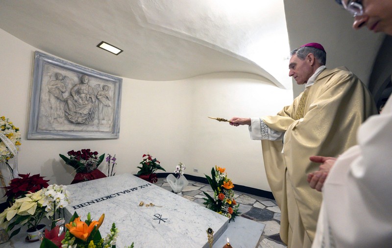 Papa Benedict nu ar fi aprobat niciodată binecuvântările pentru cuplurile de acelaşi sex, dezvăluie un apropiat al fostului Suveran Pontif
