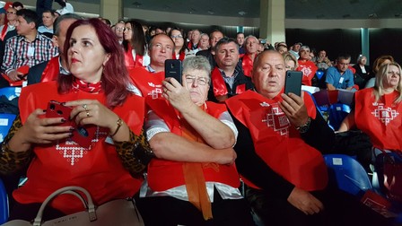 Roșul a fost culoarea dominantă în tribunele Romexpo