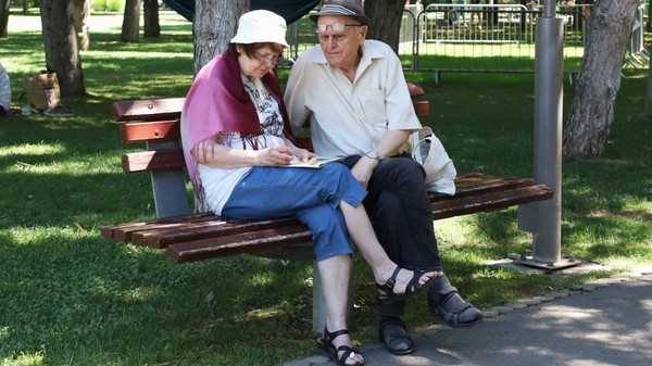 Un cuplu de pensionari stă pe o bancă în parcul Cișmigiu din București, 2026. Foto: Libertatea/ Dumitru Angelescu