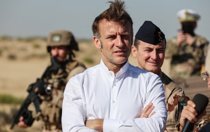 Emmanuel Macron s-a antrenat și a mâncat împreună cu soldați francezi desfășurați în Emiratele Arabe Unite