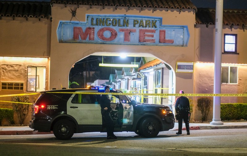 Trei polițiști au fost împușcați în Los Angeles de un bărbat eliberat condiționat. Suspectul, găsit mort la locul incidentului