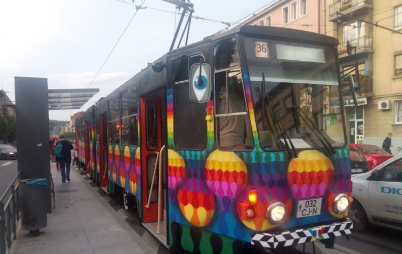 Tramvaiul pictat la Cluj, galerie de artă pe roți. Cum a fost transformat vehiculul vechi de peste 30 ani