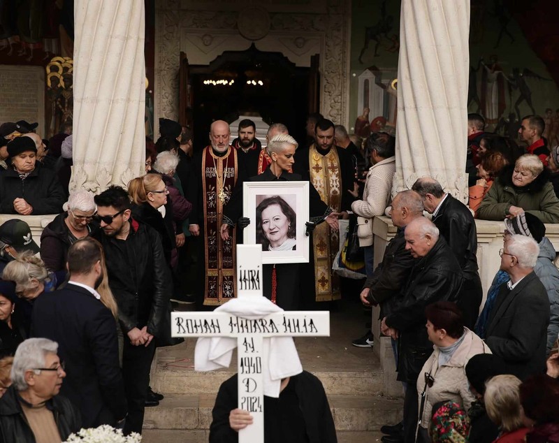 Ce a pus Oana Roman în pachetele pe care le-a împărțit la înmormântarea mamei sale: „Au fost consistente”. Tatăl Elenei Gheorghe a ținut slujba
