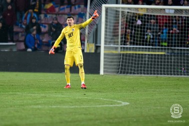 Florin Niță, gesticulând în timpul meciului Sparta Praga - Slavia Praga 3-3. (FOTO: sparta.cz)