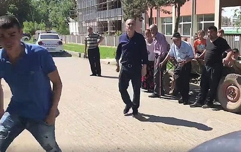 Scandal la Ghimpați, în timpul votului. Primarul susține că a fost împiedicat să voteze, observatorii îl acuză că a vrut să influențeze scrutinul. S-a lăsat cu bătaie