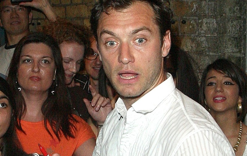 Jude Law a vrut să lovească un fotograf