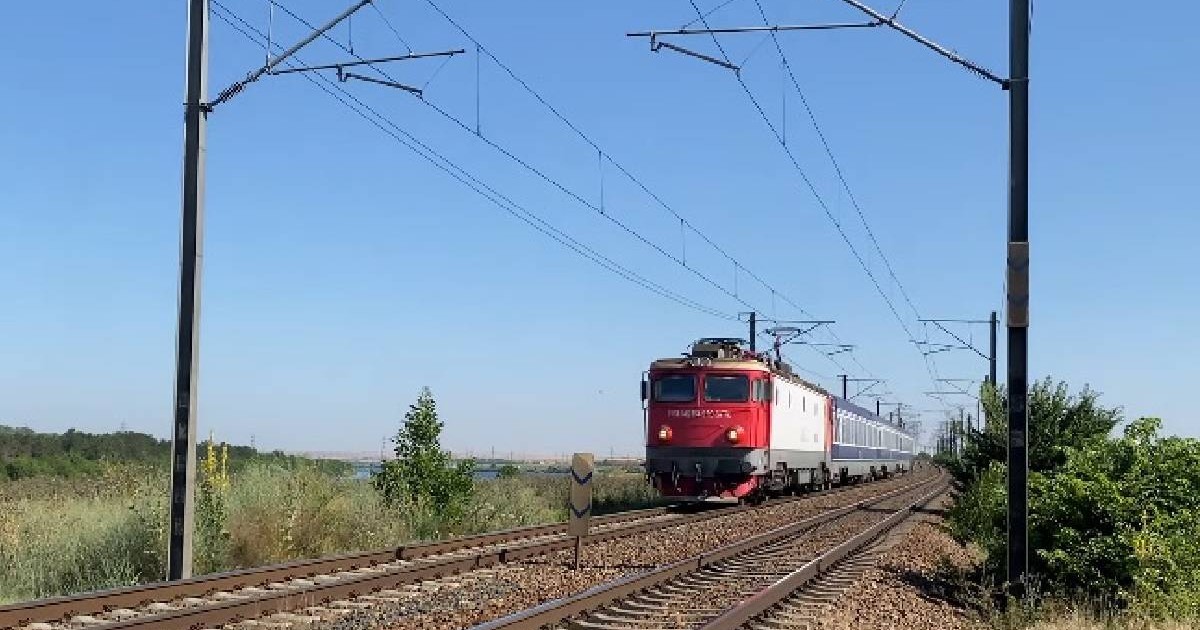Tren aflat în mișcare pe calea ferată