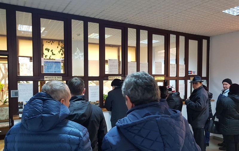 Aglomerație la ghișeele Primăriei Vaslui pentru plata impozitelor, în cel mai sărac județ din țară