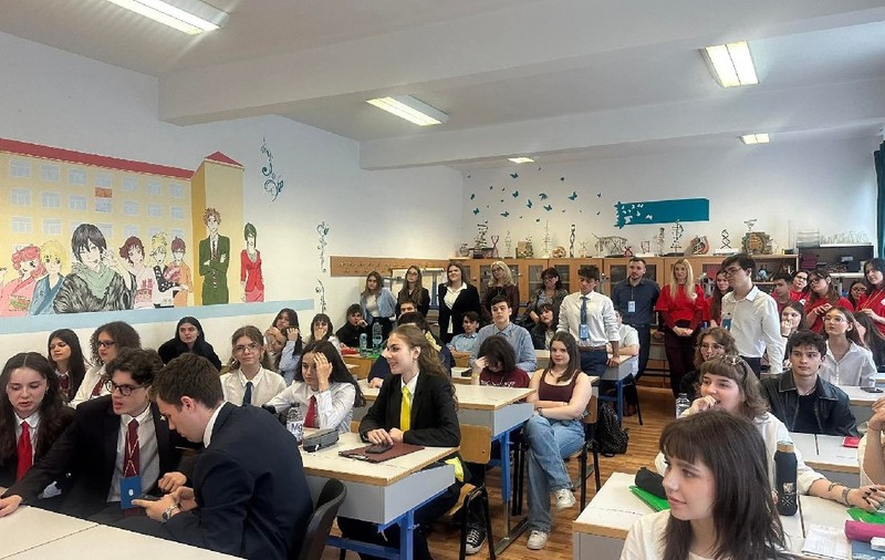 Un liceu din Timișoara cheamă elevii de clasa a XII-a doar 4 zile pe săptămână la școală