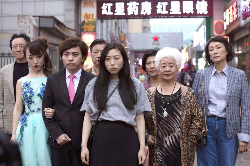 Awkwafina e în centru, dar se pierde în mulțime / Foto: A24