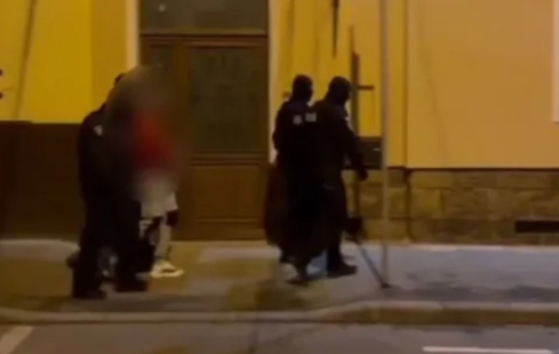 Mascați care se deplasează cu un bărbat prins pe timpul nopții