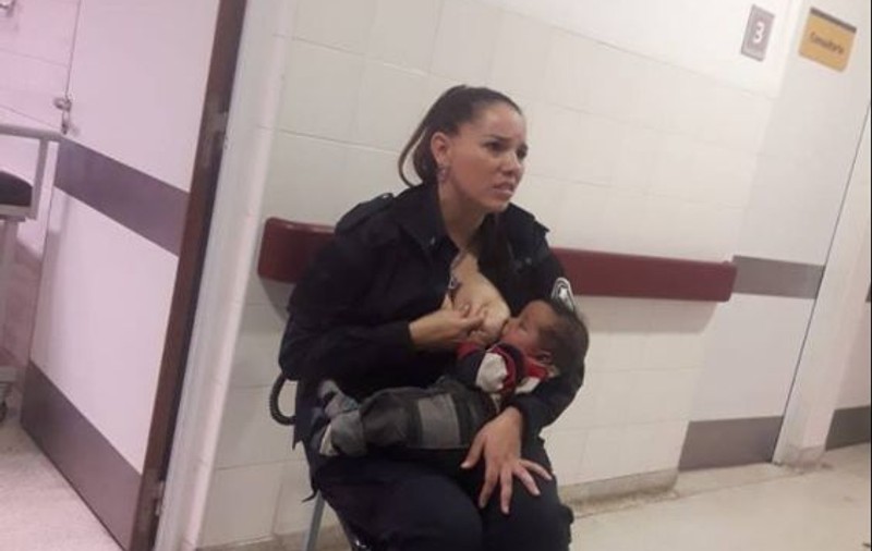 O polițistă "eroină" din Argentina a hrănit la piept un copil într-un spital, după ce a văzut că medicii nu-i dădeau de mâncare