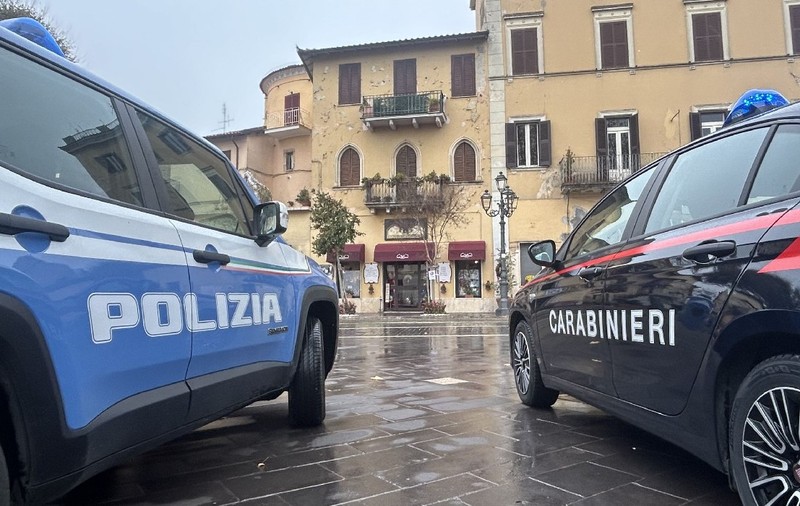 Un român din Italia a dat cu BMW-ul furat peste un polițist rănindu-l grav, apoi a sustras alte două mașini pentru a fugi