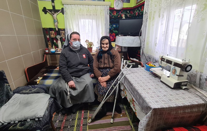 REPORTAJ | Maratoanele sorei Cristina, care ajută vârstnici singuri și izolați. „Nu există bătrân în sat care să nu aibă pe cineva plecat să lucreze afară”﻿