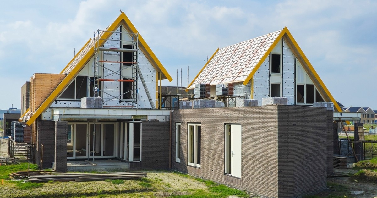 Care este diferenţa dintre suprafaţa utilă şi suprafaţa construită - Imagine cu două case aflate în construcţie