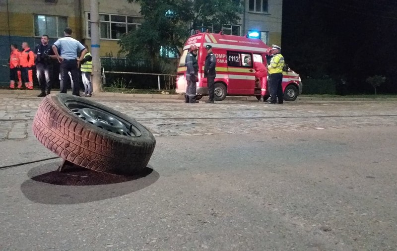 Un băiat de 16 ani a murit după ce sora lui de 17 ani, fără permis, a intrat cu maşina într-un stâlp, în Brăila