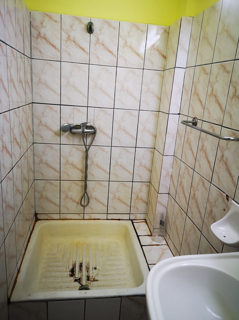 Baia în care trebuie să se spele bolnavii din pavilionul B2 al Spitalului ”Victor Babeș”