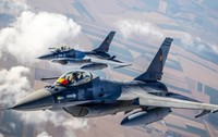 Două avioane ale Armatei Române în timp ce supraveghează spațiul aerian al țării