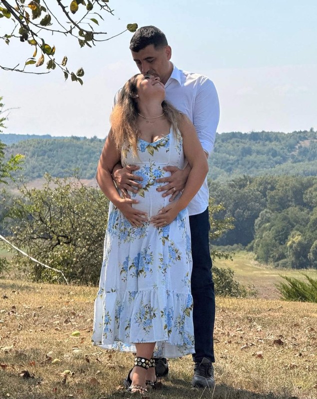 Imagini rare cu George Simion și soția lui, Ilinca, însărcinată cu al doilea copil. „Unele locuri păstrează pentru totdeauna cele mai prețioase amintiri”