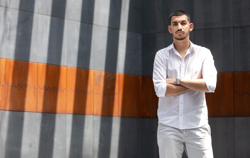 Și-a tatuat o cioară ca răspuns la injuriile primite și dorește să fie cât mai vocal că este rom. „Vreau eu să fiu persoana aia pe care n-am avut-o când eram copil”