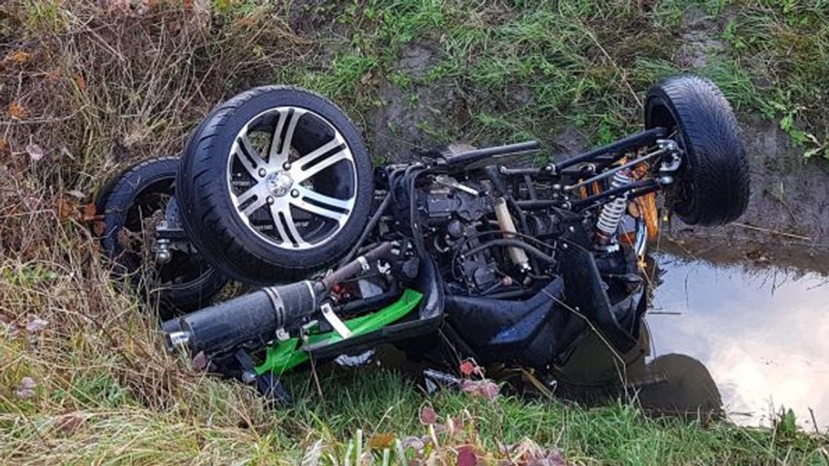 ATV cu două persoane, răsturnat într-o pădure din Vâlcea. Pompierii au împrumutat un alt vehicul de la un localnic ca să ajungă la victimele grav rănite