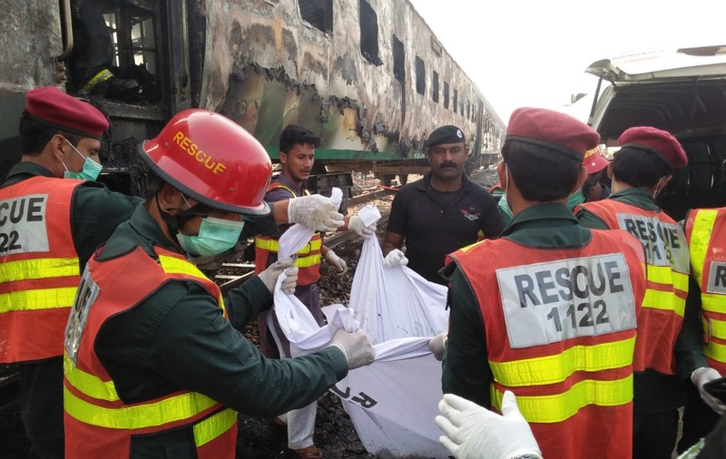 Un tren a luat foc în Pakistan. Cel puțin 73 de oameni au murit!