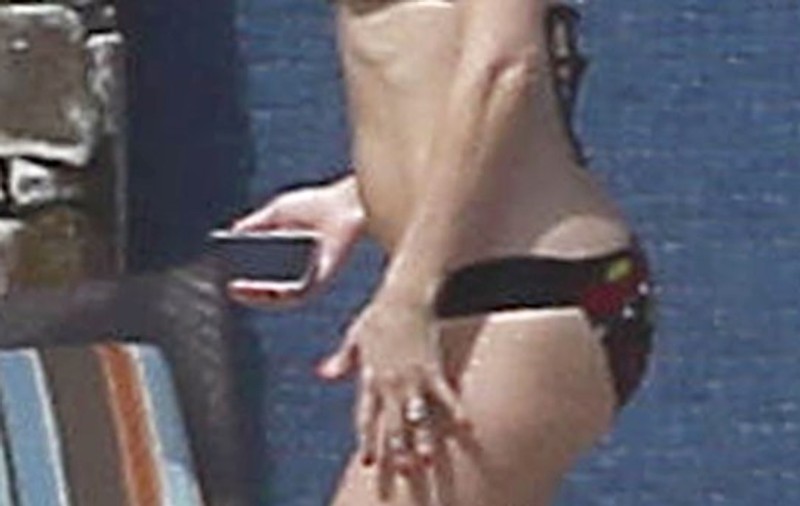 Arată demențial în bikini! Și a născut recent! Știi despre ce vedetă este vorba!? | FOTO