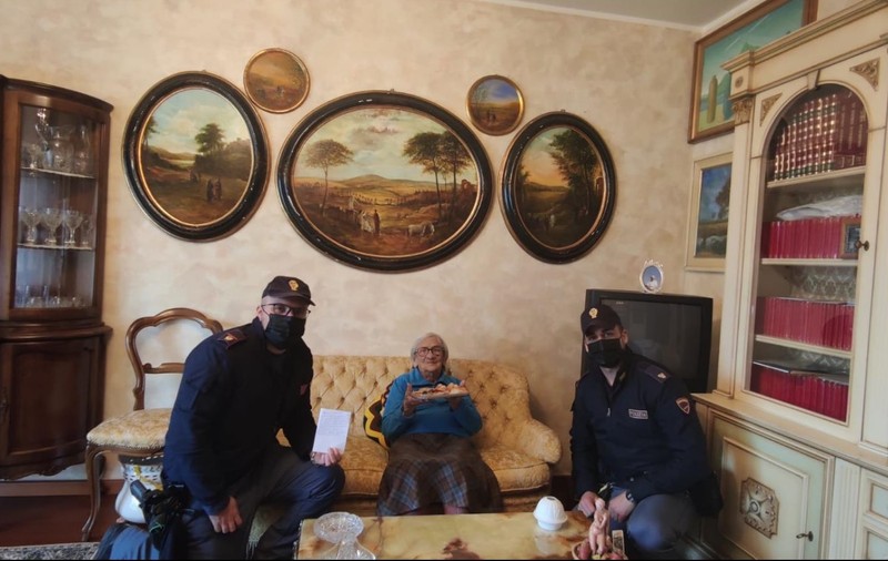 O pensionară de 94 de ani din Italia a chemat poliția, mințind că i-a fost spartă casa: „Doream doar să vorbesc cu cineva”