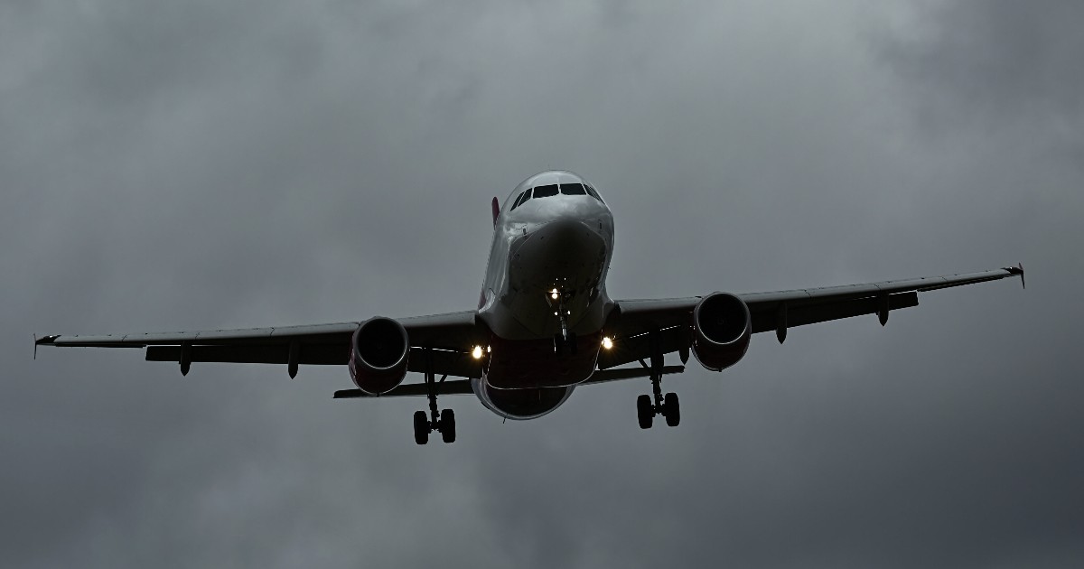 Un avion în timpul zborului. Cerul este noros.