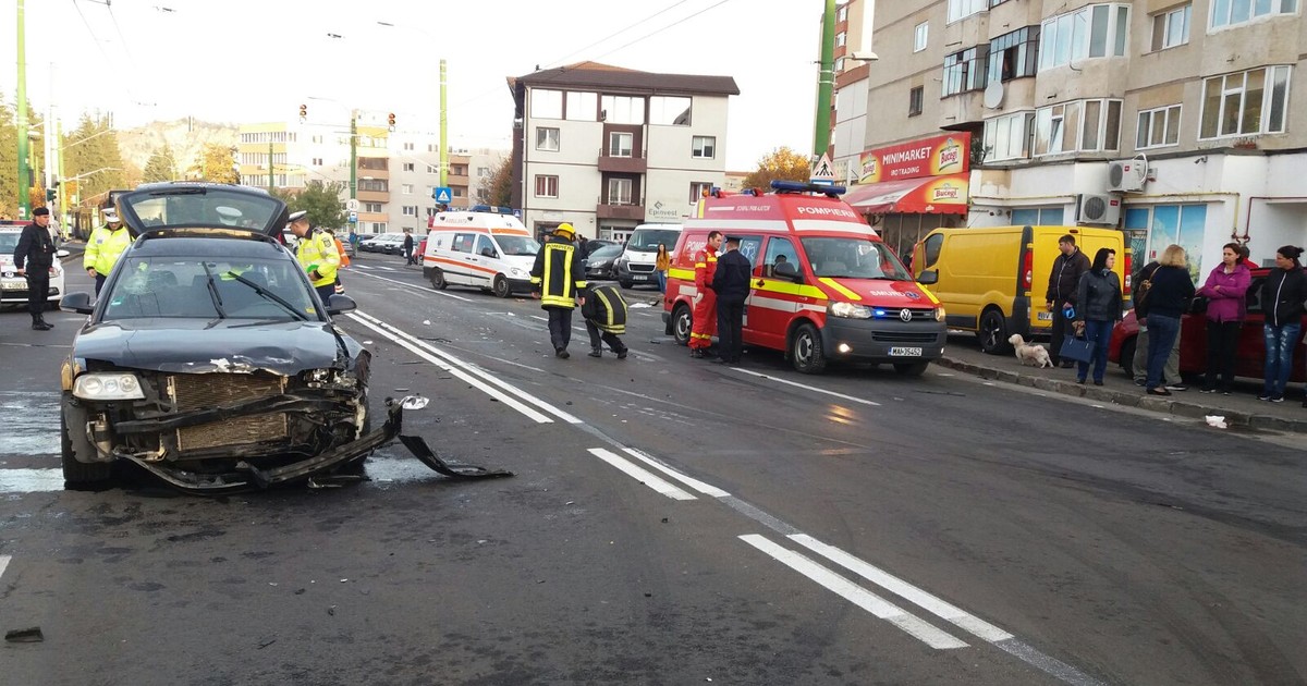Doi copii și trei adulţi au fost răniţi la Braşov, după ce trei mașini s-au ciocnit